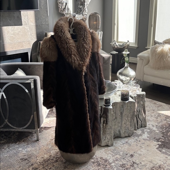 Oh my gosh look at this size small /medium
Mink fox mix genuine fur 1980s - Picture 17 of 17
